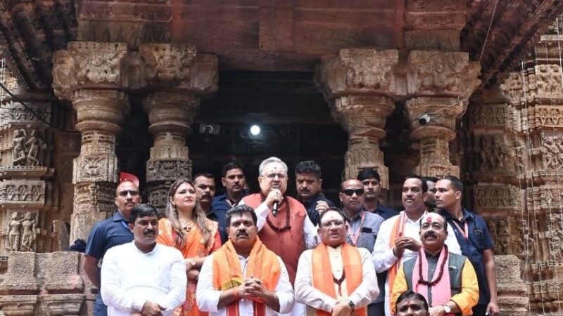  हर-हर महादेव से गूंज उठा भोरमदेव : मुख्यमंत्री श्री विष्णुदेव साय ने हेलीकॉप्टर से पुष्पवर्षा कर हजारों कांवड़ियों का किया भव्य स्वागत