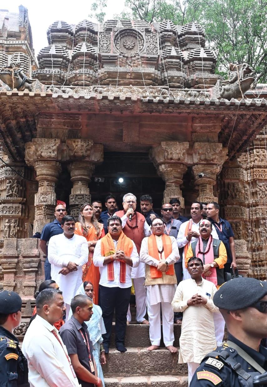  हर-हर महादेव से गूंज उठा भोरमदेव : मुख्यमंत्री श्री विष्णुदेव साय ने हेलीकॉप्टर से पुष्पवर्षा कर हजारों कांवड़ियों का किया भव्य स्वागत