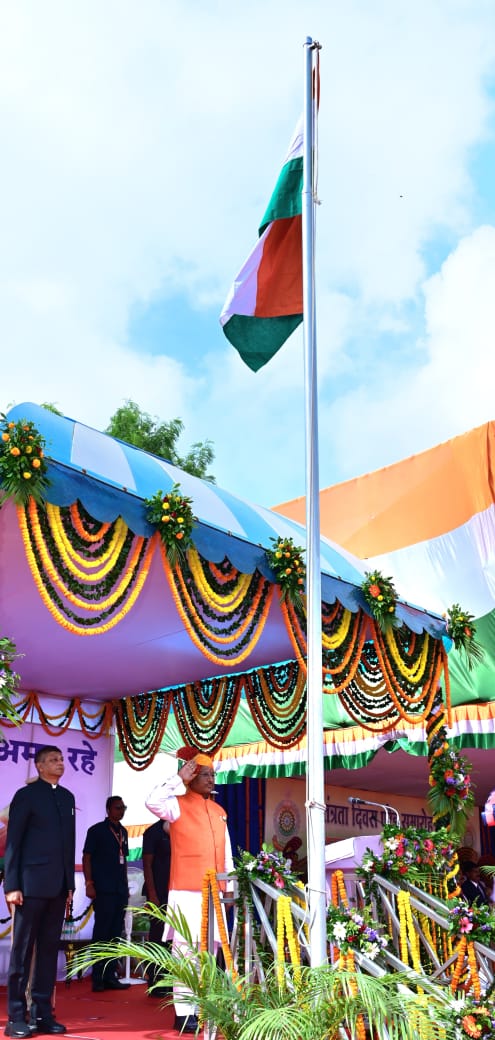 स्वतंत्रता दिवस समारोह: मुख्यमंत्री श्री साय ने पुलिस परेड ग्राउंड पर किया ध्वजारोहण, परेड की ली सलामी