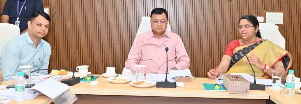  मदिरा के अवैध विक्रय और परिवहन पर नियंत्रण करना सुनिश्चित करें: आबकारी मंत्री श्री देवांगन