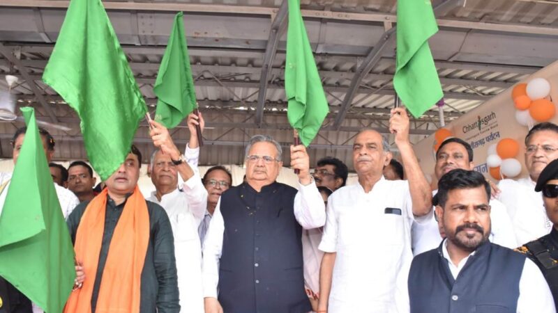 विधानसभा अध्यक्ष ने श्री रामलला दर्शन के लिए दुर्ग एवं बस्तर संभाग के 765 तीर्थ यात्रियों को किया रवाना