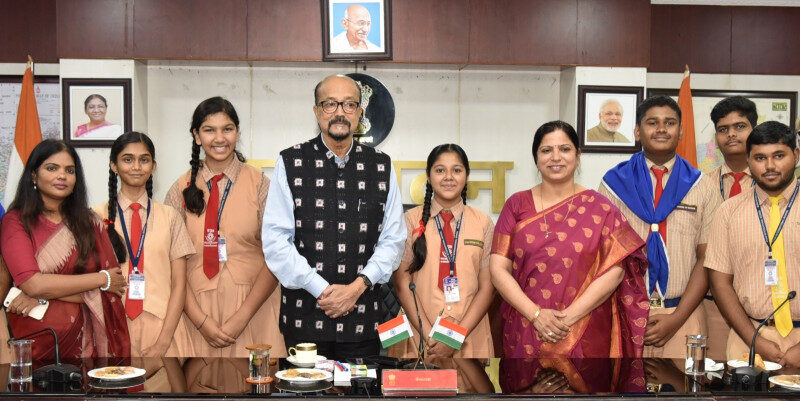 राज्यपाल से मिले हाई स्कूल के विद्यार्थी