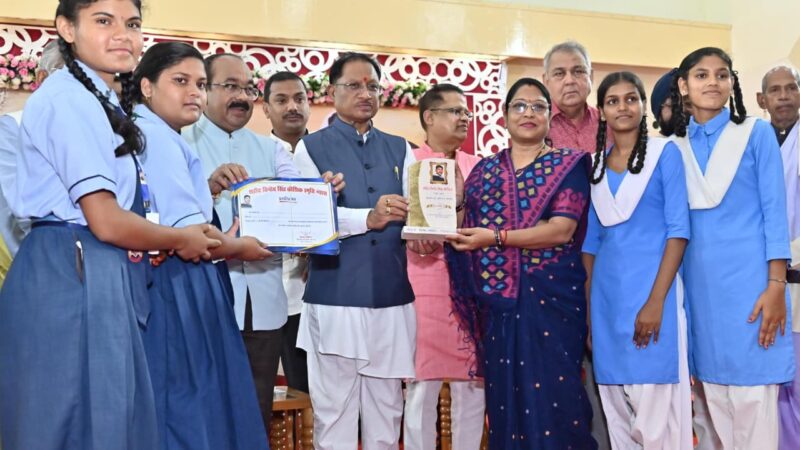 मुख्यमंत्री श्री विष्णुदेव साय शहीद विनोद सिंह कौशिक मेधावी छात्र अभिनंदन समारोह में शामिल, मेधावी छात्रों का बढ़ाया उत्साह