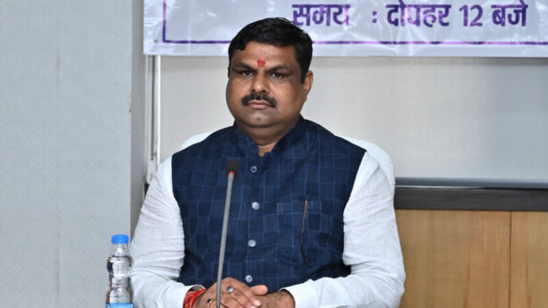 शिक्षा विभाग के अधिकारी शिक्षण कार्य को सर्वोच्च प्राथमिकता दें : मंत्री श्री गजेन्द्र यादव