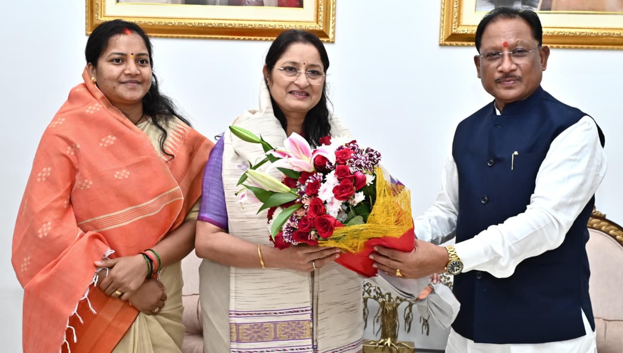 मुख्यमंत्री श्री विष्णु देव साय से केंद्रीय महिला एवं बाल विकास मंत्री श्रीमती अन्नपूर्णा देवी ने की सौजन्य भेंट