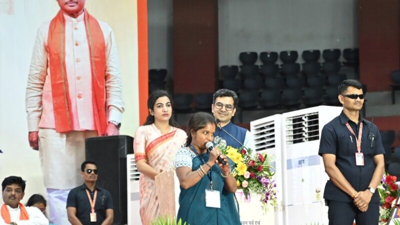 मुख्यमंत्री ने किया दीदी ई-रिक्शा चालक भुनेश्वरी साहू एवं मुख्यमंत्री नोनी बाबू मेधावी शिक्षा सहायता योजना के हितग्राही मनोज साहू से किया संवाद