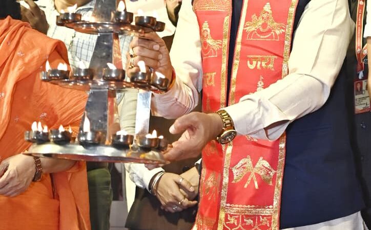 मुख्यमंत्री श्री साय खारुन मईया समरसता भव्य महाआरती में हुए शामिल : महाआरती में मंत्रोच्चार से गूंजा खारुन नदी का महादेव घाट