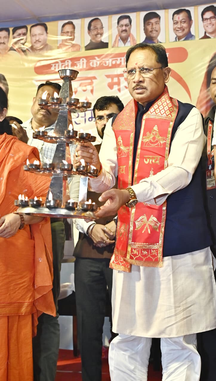 मुख्यमंत्री श्री साय खारुन मईया समरसता भव्य महाआरती में हुए शामिल : महाआरती में मंत्रोच्चार से गूंजा खारुन नदी का महादेव घाट