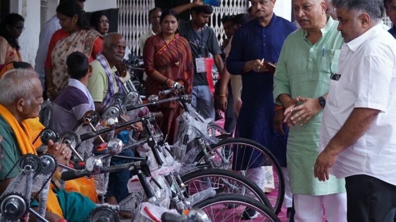 पर्यटन एवं संस्कृति मंत्री श्री राजेश अग्रवाल ने दिव्यांगजनों को ट्रायसायकल एवं व्हीलचेयर का किया वितरण