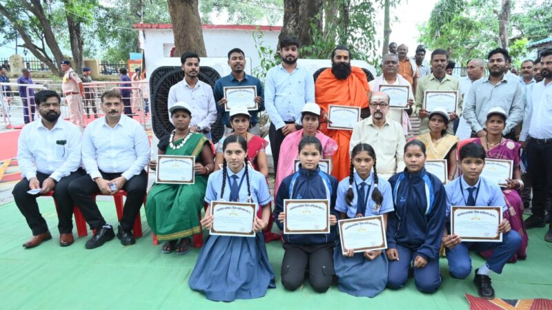 राज्यपाल श्री रमेन डेका ने मेधावी बच्चों से किया संवाद