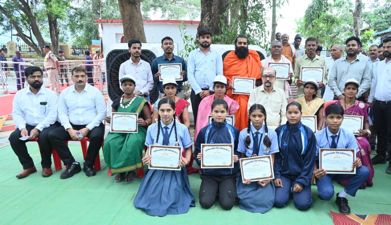 राज्यपाल श्री रमेन डेका ने मेधावी बच्चों से किया संवाद