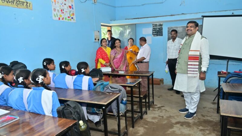  शिक्षा मंत्री श्री गजेन्द्र यादव ने दुर्ग जिले के स्कूलों का औचक निरीक्षण किया