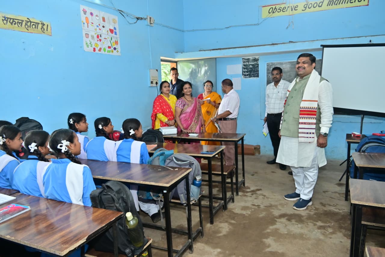  शिक्षा मंत्री श्री गजेन्द्र यादव ने दुर्ग जिले के स्कूलों का औचक निरीक्षण किया