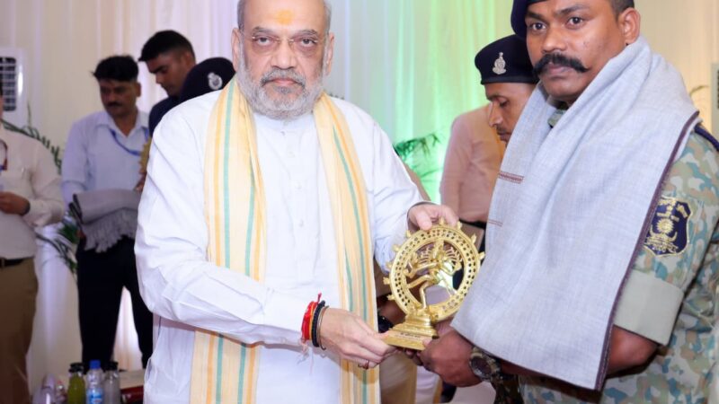 केन्द्रीय गृह एवं सहकारिता मंत्री श्री अमित शाह ने कर्रेगुट्टालु पहाड़ी पर ‘ऑपरेशन ब्लैक फॉरेस्ट’ को सफलतापूर्वक अंजाम देने वाले सीआरपीएफ, छत्तीसगढ़ पुलिस, डीआरजीऔर कोबरा के जवानों से भेंट की और उन्हें सम्मानित किया