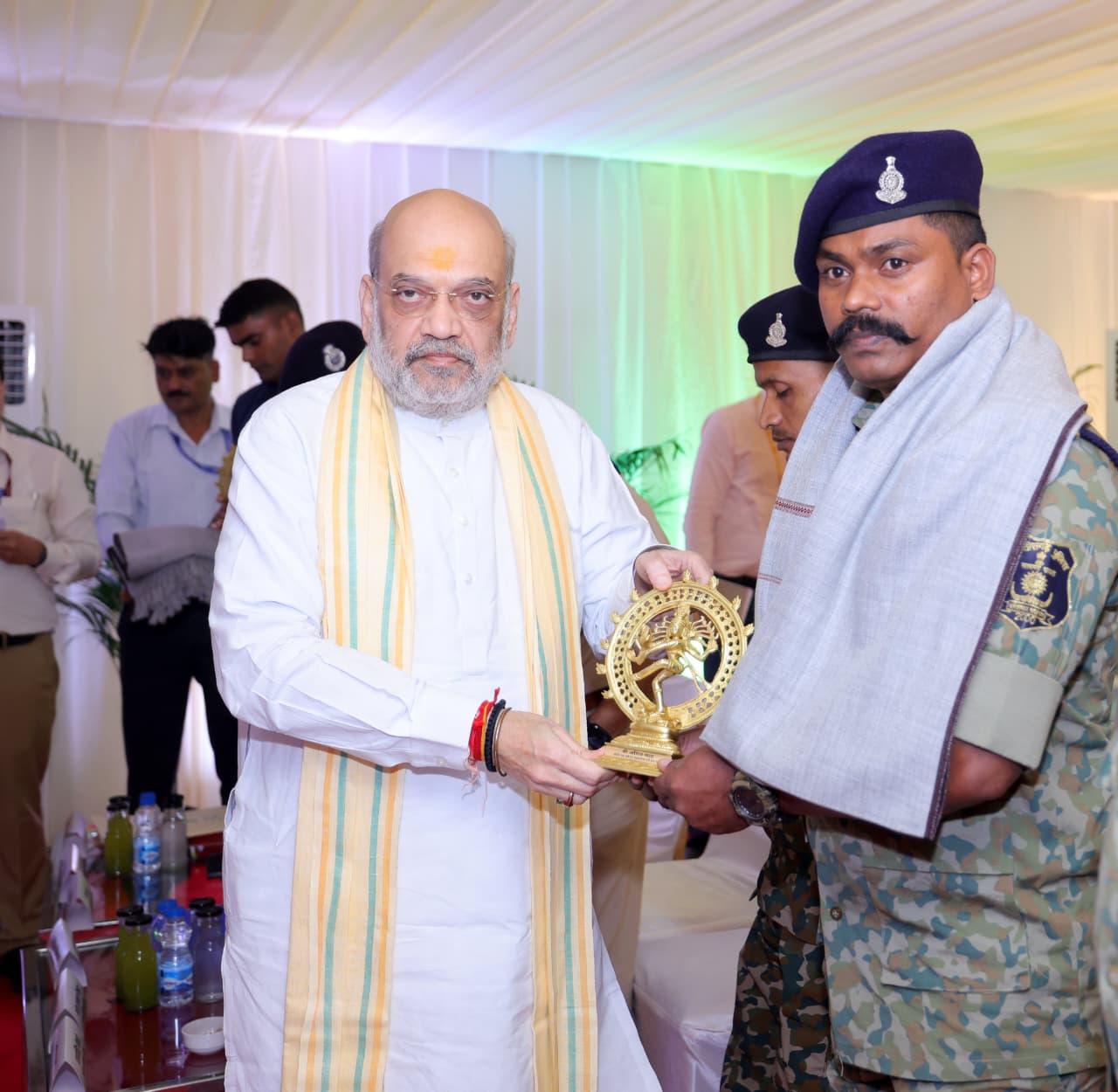 केन्द्रीय गृह एवं सहकारिता मंत्री श्री अमित शाह ने कर्रेगुट्टालु पहाड़ी पर ‘ऑपरेशन ब्लैक फॉरेस्ट’ को सफलतापूर्वक अंजाम देने वाले सीआरपीएफ, छत्तीसगढ़ पुलिस, डीआरजीऔर कोबरा के जवानों से भेंट की और उन्हें सम्मानित किया