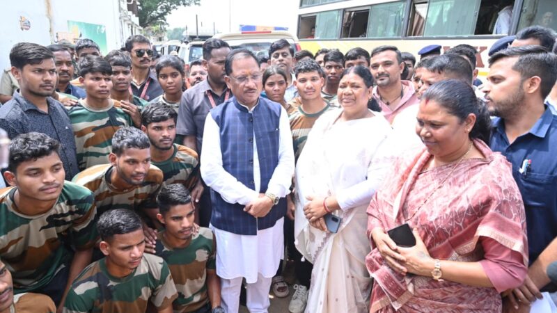 मुख्यमंत्री श्री विष्णुदेव साय से 26 अग्निवीरों ने की सौजन्य मुलाकात