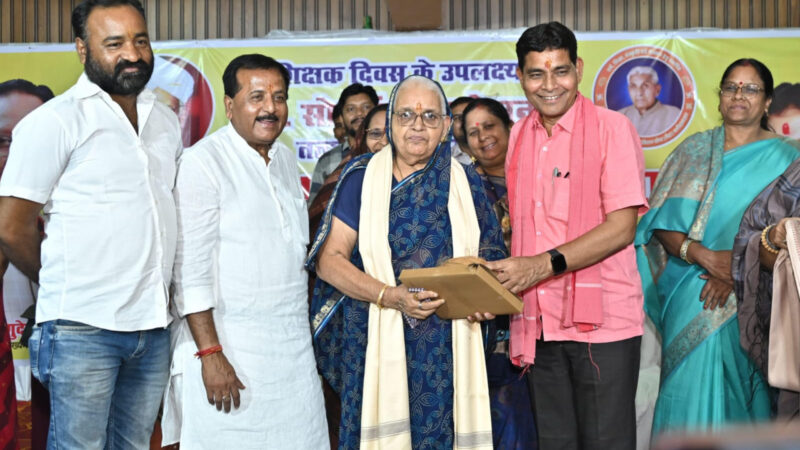 समाज के भविष्य और वर्तमान के पथप्रदर्शक शिक्षक व पत्रकार- मंत्री श्री टंकराम वर्मा