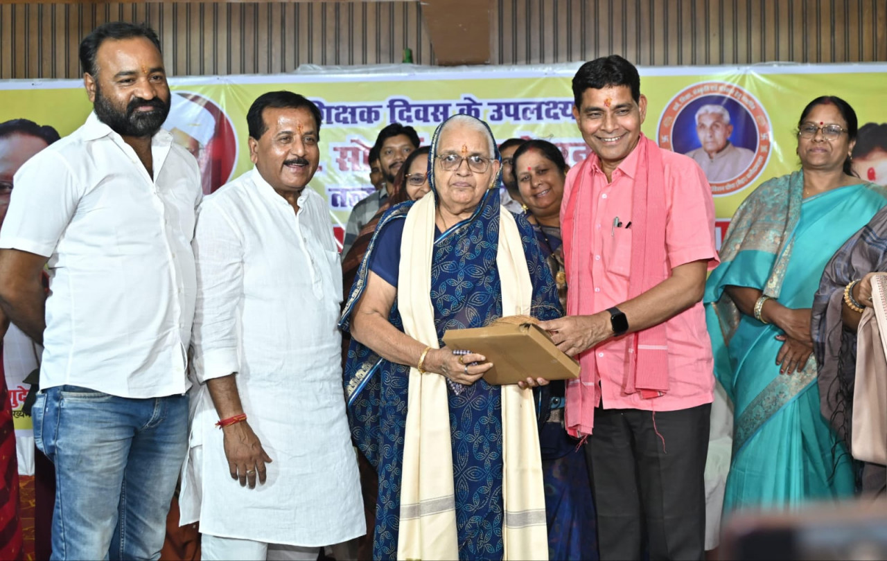 समाज के भविष्य और वर्तमान के पथप्रदर्शक शिक्षक व पत्रकार- मंत्री श्री टंकराम वर्मा