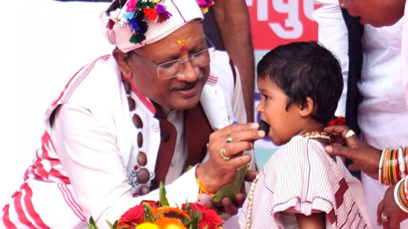 मुख्यमंत्री श्री विष्णुदेव साय का आत्मीय और वात्सल्यपूर्ण व्यवहार : नन्ही बच्ची भूमिका बघेल को दुलारते हुए खिलाया महुआ लड्डू
