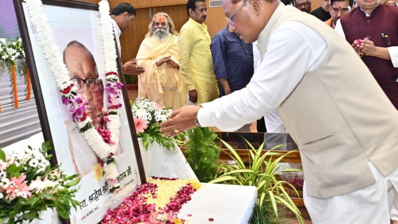  मुख्यमंत्री श्री विष्णुदेव साय ने श्रद्धेय शांताराम सर्राफ को अर्पित की श्रद्धांजलि