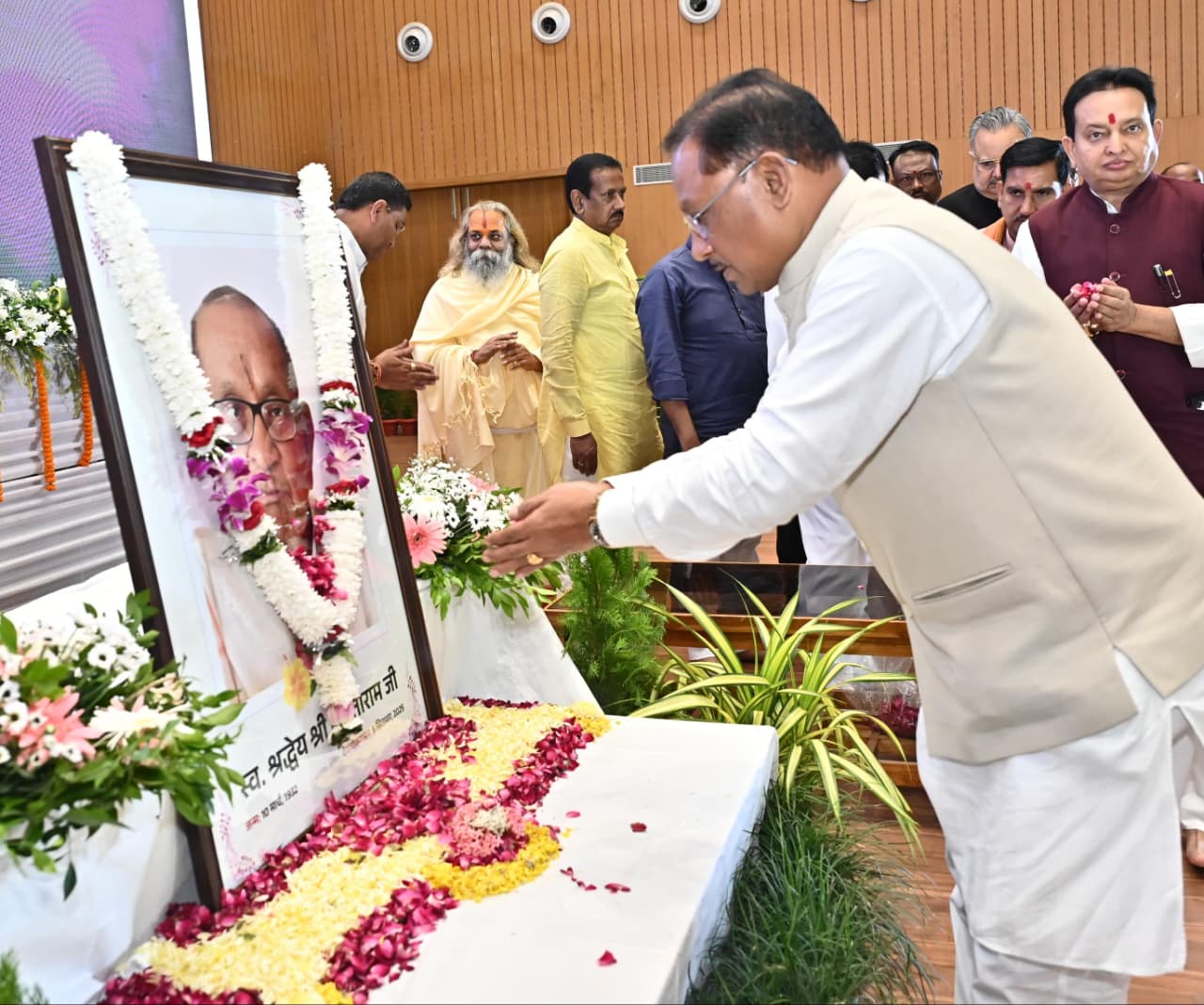  मुख्यमंत्री श्री विष्णुदेव साय ने श्रद्धेय शांताराम सर्राफ को अर्पित की श्रद्धांजलि