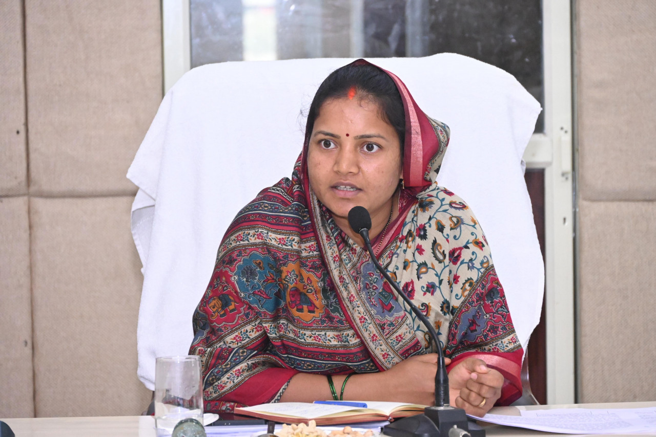 मंत्री लक्ष्मी राजवाड़े ने ली विभागीय समीक्षा बैठक