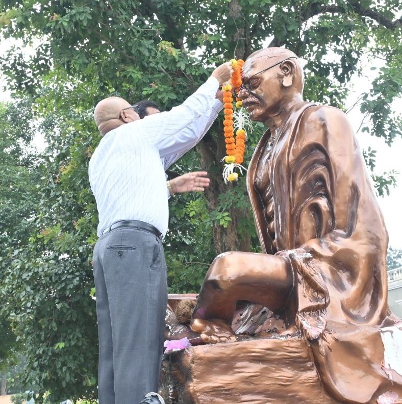 कलेक्टर श्री भगवान सिंह उइके ने महात्मा गांधी की प्रतिमा पर किया माल्यार्पण