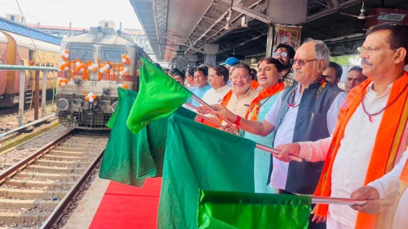 अयोध्या धाम के लिए 850 श्रद्धालुओं का जत्था रवाना