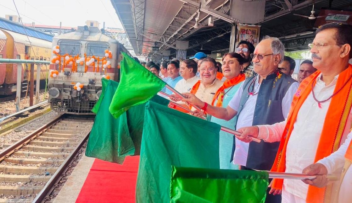 अयोध्या धाम के लिए 850 श्रद्धालुओं का जत्था रवाना