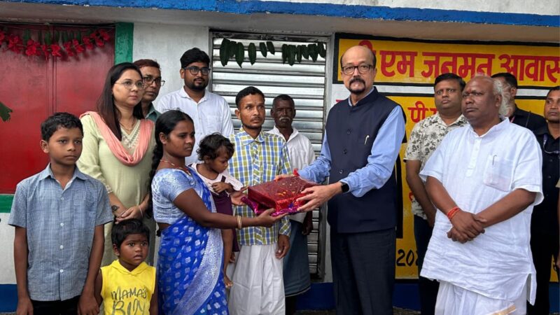 राज्यपाल ने पीएम जनमन आवास हितग्राही को सौंपी चाबी