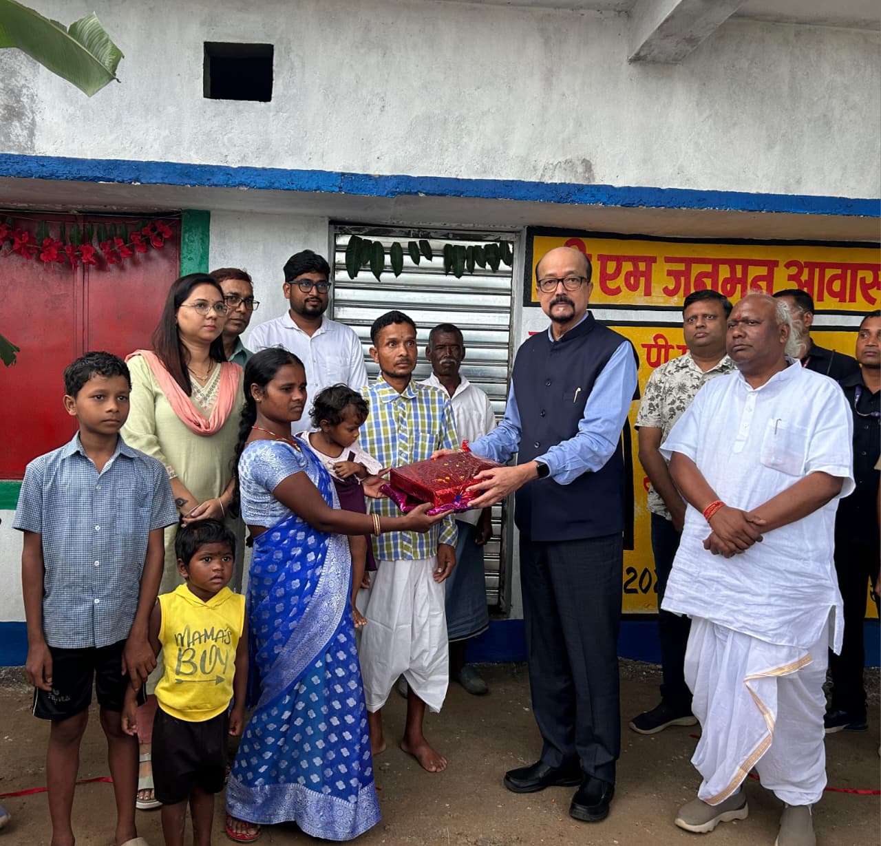 राज्यपाल ने पीएम जनमन आवास हितग्राही को सौंपी चाबी