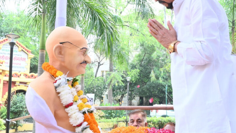 राज्यपाल श्री डेका ने महात्मा गांधी और लाल बहादुर शास्त्री को पुष्पांजलि अर्पित की