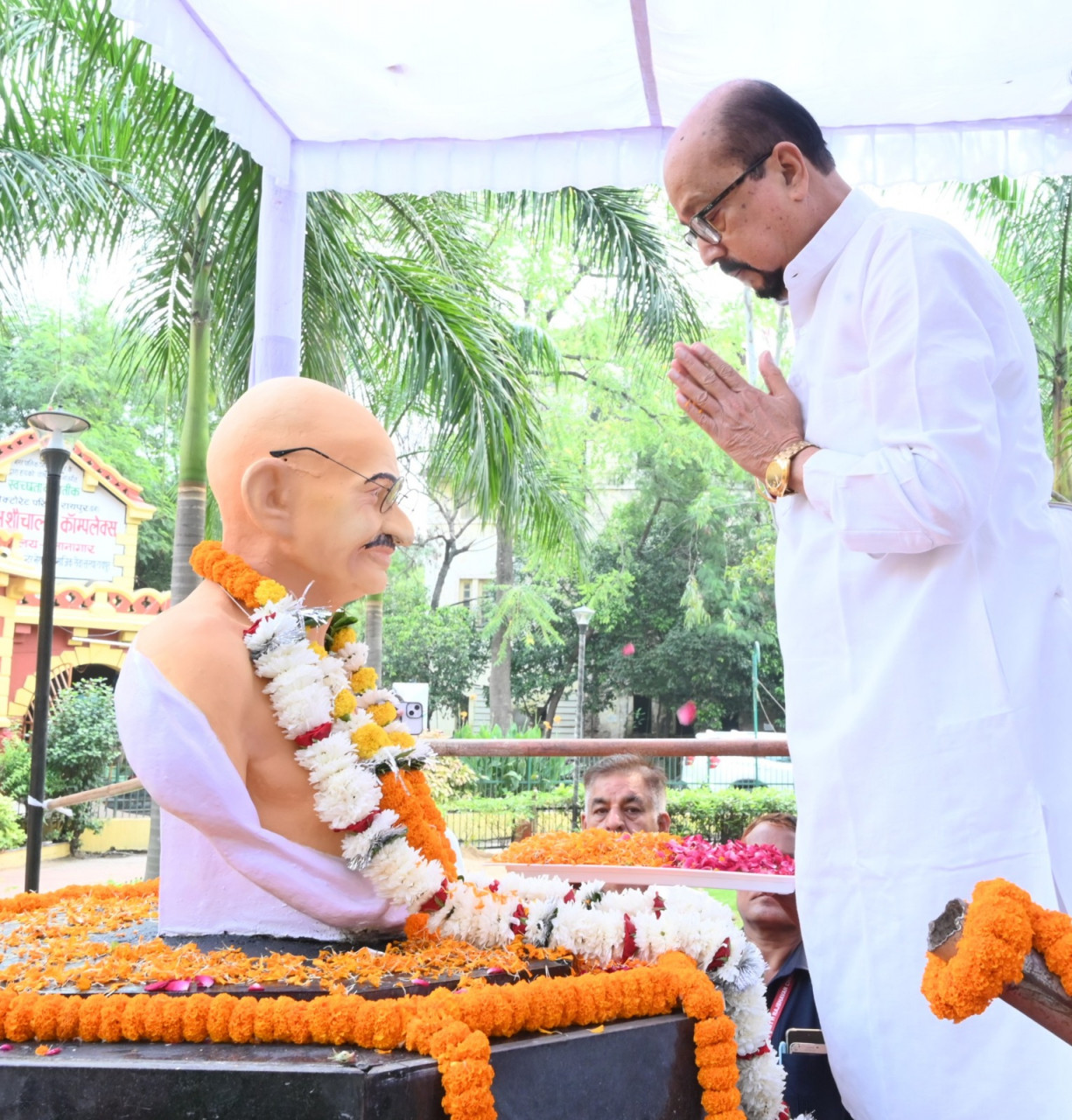 राज्यपाल श्री डेका ने महात्मा गांधी और लाल बहादुर शास्त्री को पुष्पांजलि अर्पित की