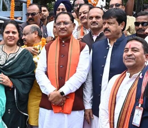 मुख्यमंत्री श्री विष्णुदेव साय ने राष्ट्रपिता महात्मा गांधी और पूर्व प्रधानमंत्री श्री लाल बहादुर शास्त्री की प्रतिमा पर किया माल्यार्पण