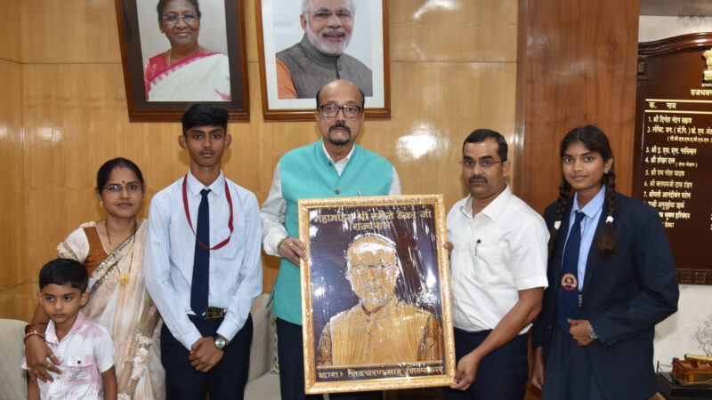 राज्यपाल श्री डेका को मड़ानार स्कूल के बच्चों ने काष्ठ कला से निर्मित पोट्रेट भेंट की