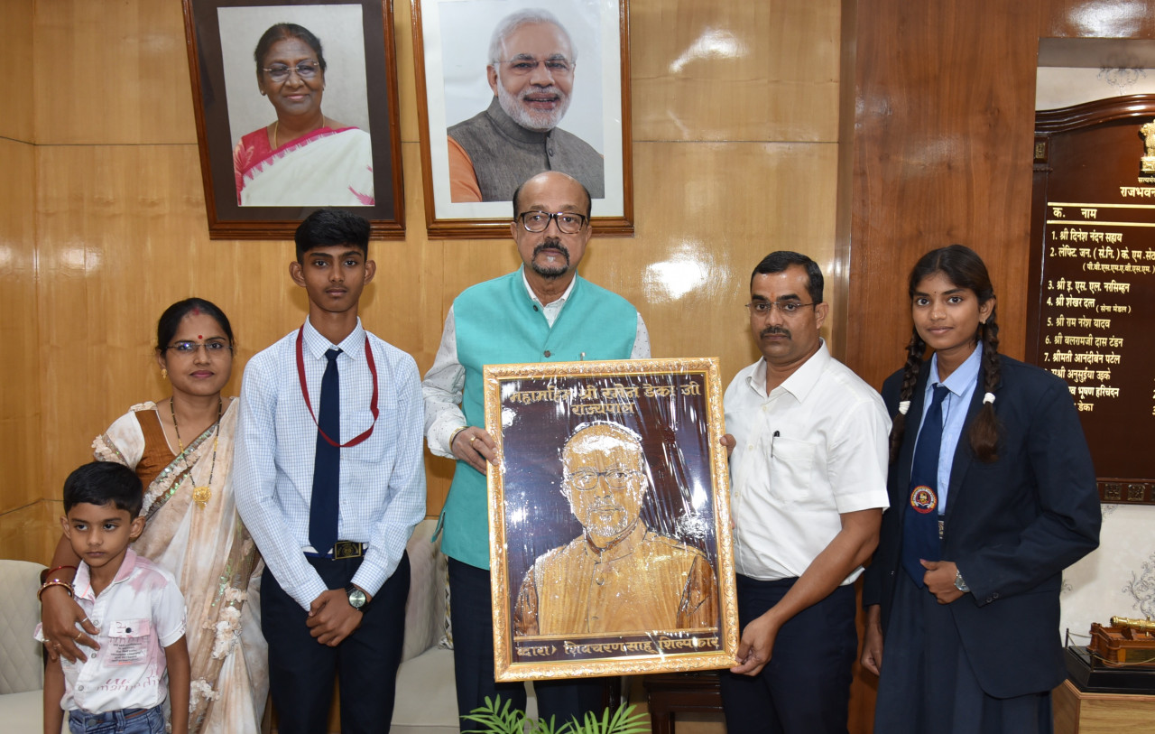 राज्यपाल श्री डेका को मड़ानार स्कूल के बच्चों ने काष्ठ कला से निर्मित पोट्रेट भेंट की