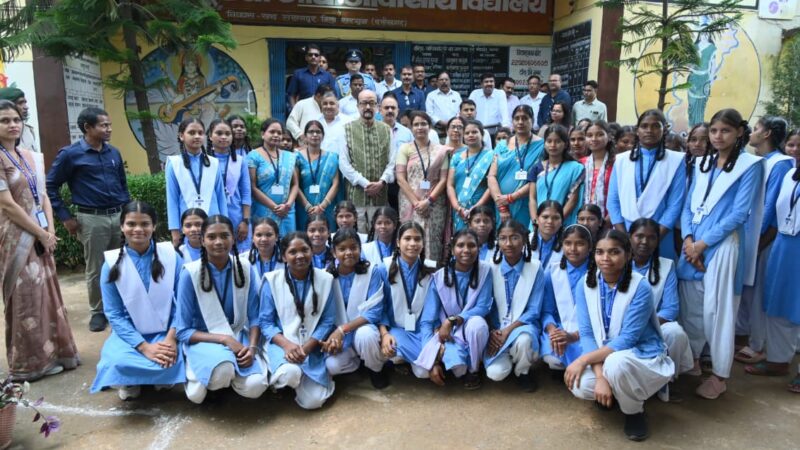 कस्तूरबा गांधी बालिका आवासीय विद्यालय रजपुरीकला पहुंचे राज्यपाल श्री रमेन डेका