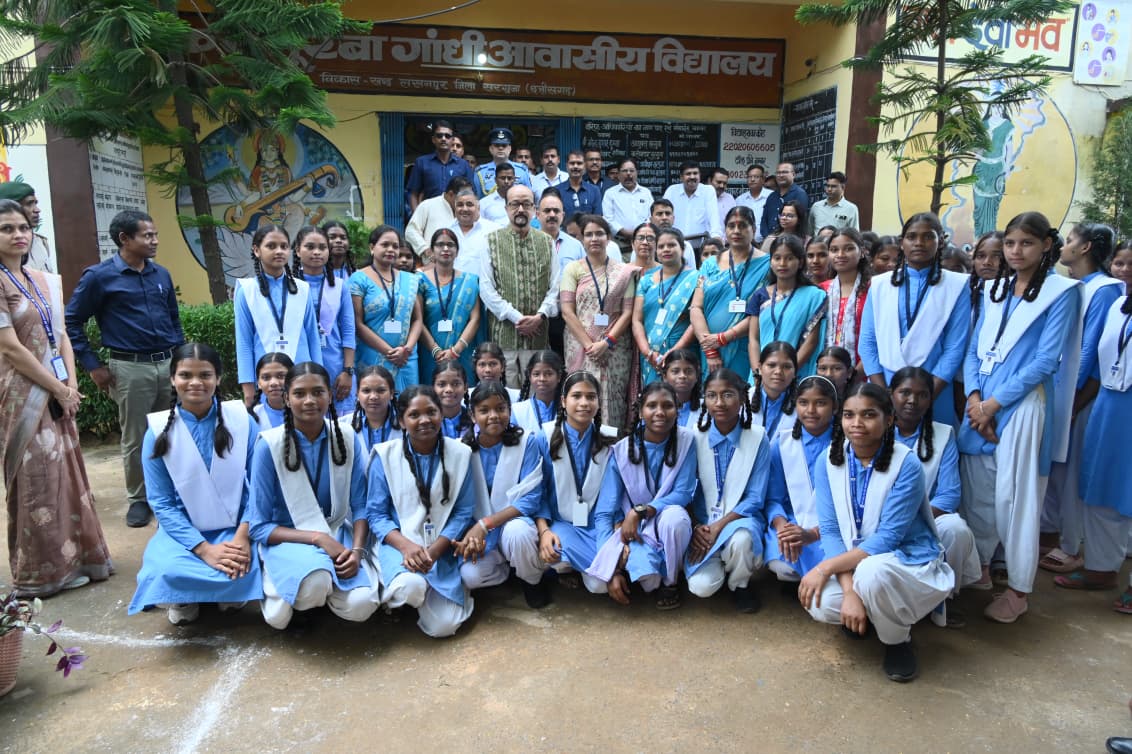 कस्तूरबा गांधी बालिका आवासीय विद्यालय रजपुरीकला पहुंचे राज्यपाल श्री रमेन डेका