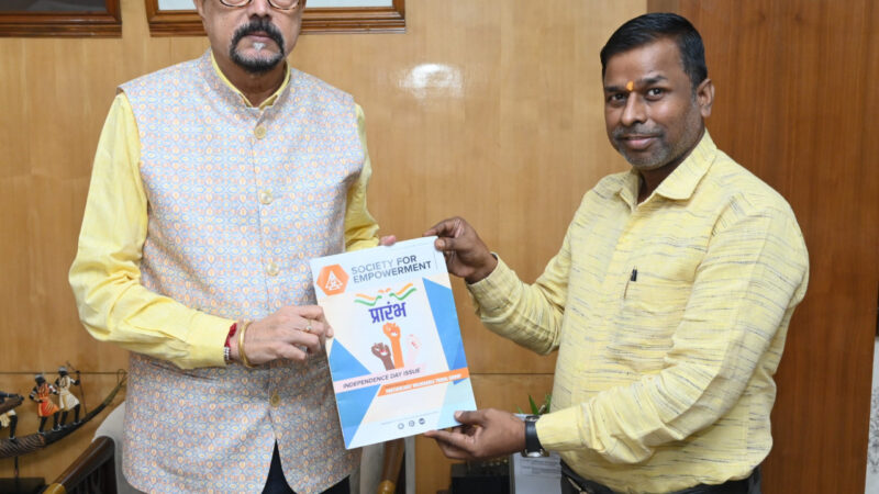 राज्यपाल श्री डेका को ‘प्रारंभ‘ पत्रिका का विशेषांक भेंट