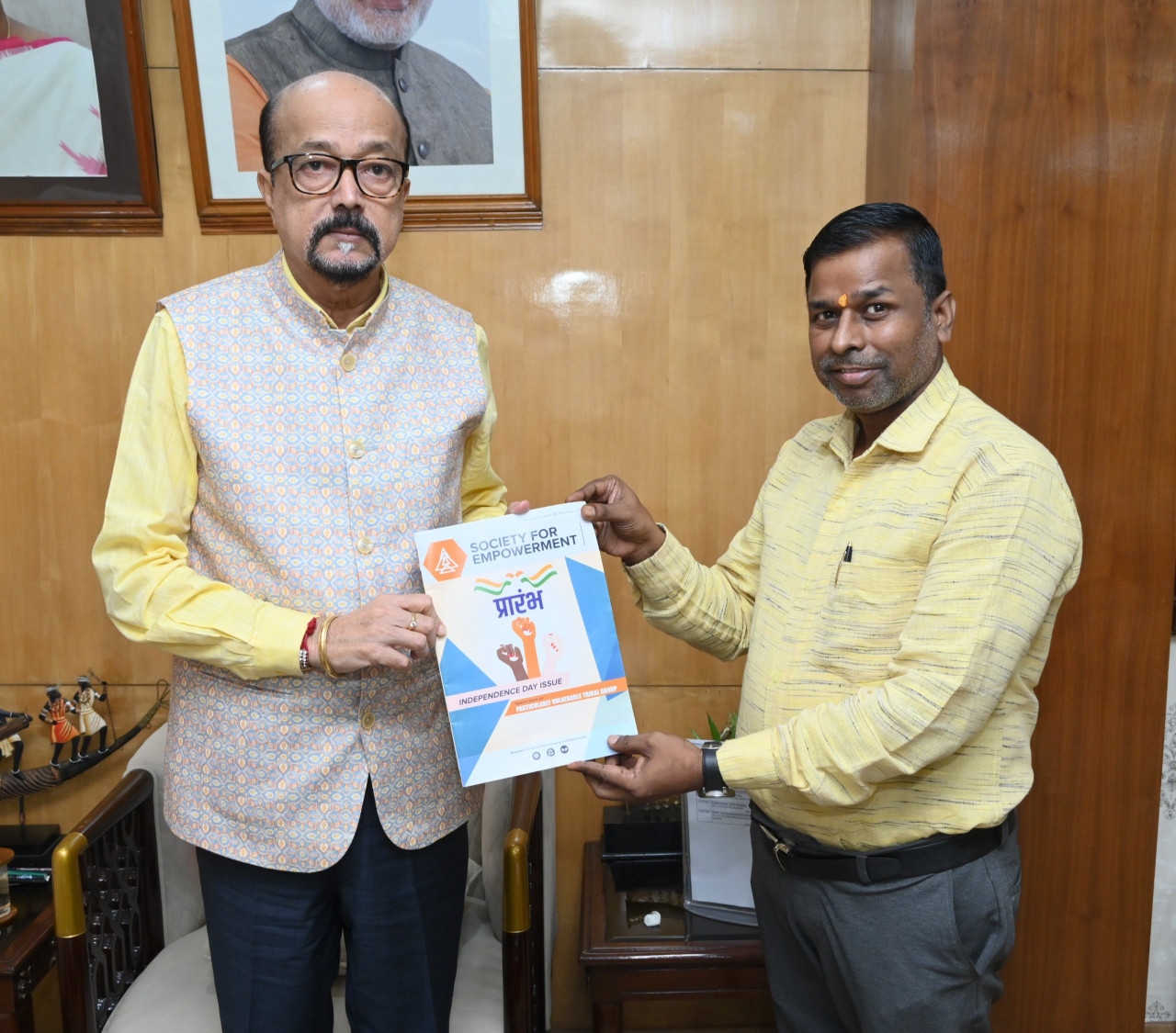 राज्यपाल श्री डेका को ‘प्रारंभ‘ पत्रिका का विशेषांक भेंट