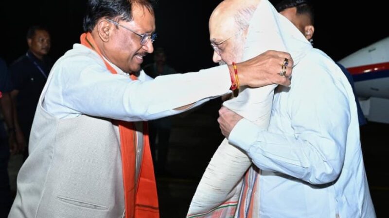  केंद्रीय गृह मंत्री श्री अमित शाह का मुख्यमंत्री श्री विष्णुदेव साय ने स्वामी विवेकानंद विमानतल पर किया आत्मीय स्वागत