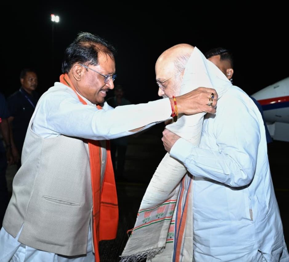  केंद्रीय गृह मंत्री श्री अमित शाह का मुख्यमंत्री श्री विष्णुदेव साय ने स्वामी विवेकानंद विमानतल पर किया आत्मीय स्वागत