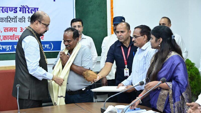 राज्यपाल श्री रमेन डेका ने उत्कृष्ट कार्य के लिए डाइट के प्राचार्य को सम्मानित किया