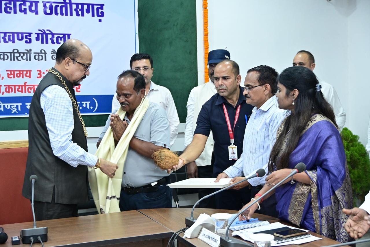 राज्यपाल श्री रमेन डेका ने उत्कृष्ट कार्य के लिए डाइट के प्राचार्य को सम्मानित किया